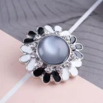 Black & White Petal Snap - Image 2