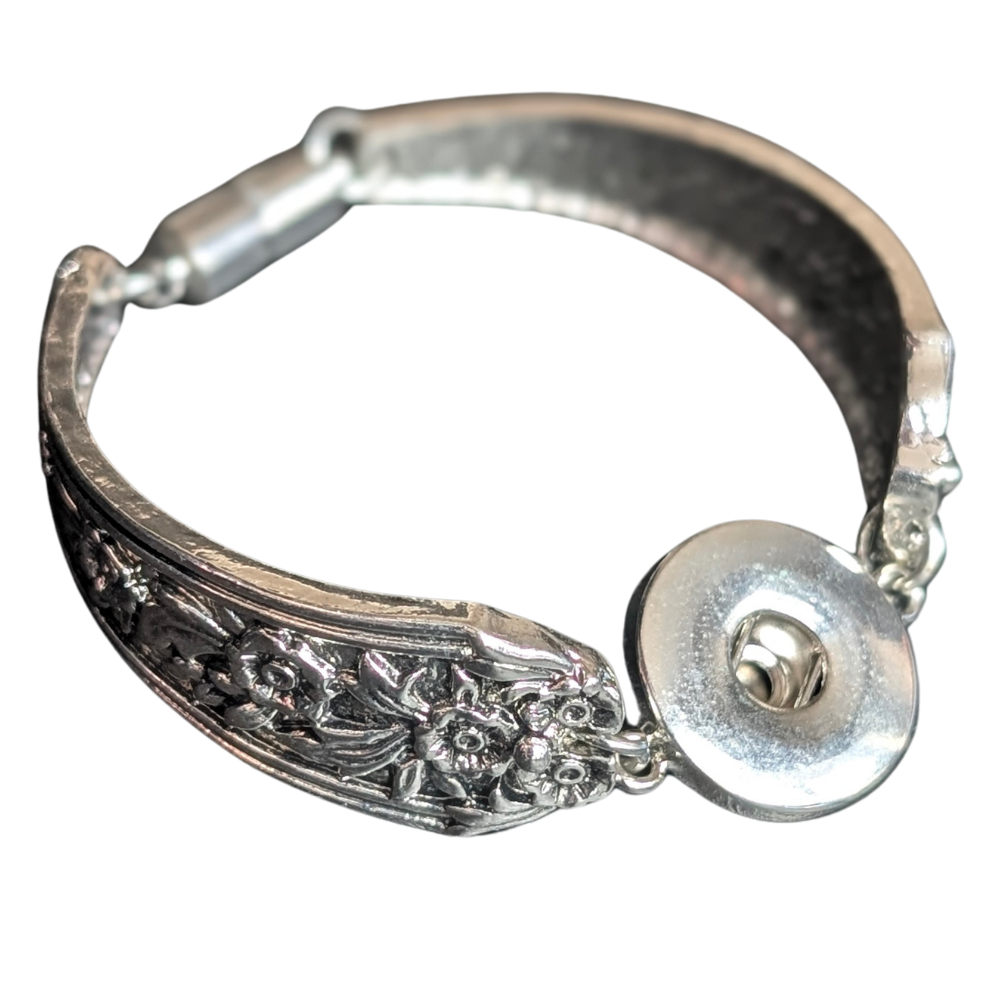 NF1190 Vintage Floral Snap Bracelet - Image 1